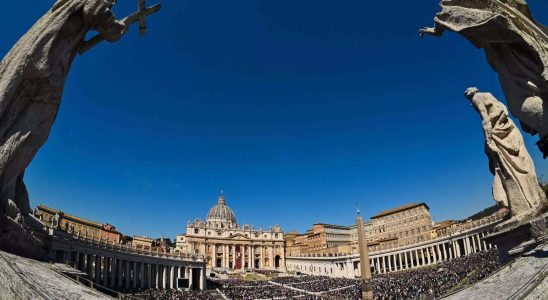 Papst Franziskus grosse Menschenmenge feiert Ostern auf dem blumengeschmueckten Platz