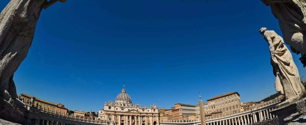 Papst Franziskus grosse Menschenmenge feiert Ostern auf dem blumengeschmueckten Platz