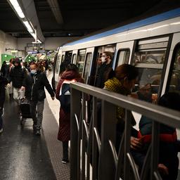 Pariser U Bahn Fahrer schlagen nach toedlichem Unfall mit Jacke in Zugtuer