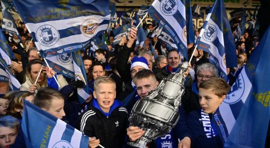 Pokalabend in Spakenburg Wuetende Anrufer Medienzirkus und ein Partytraktor