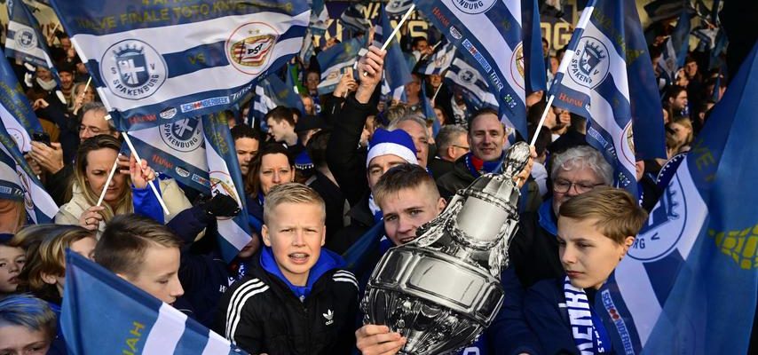 Pokalabend in Spakenburg Wuetende Anrufer Medienzirkus und ein Partytraktor