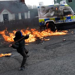 Polizei in Derry beworfen Bedenken wachsen ueber Joe Bidens Besuch