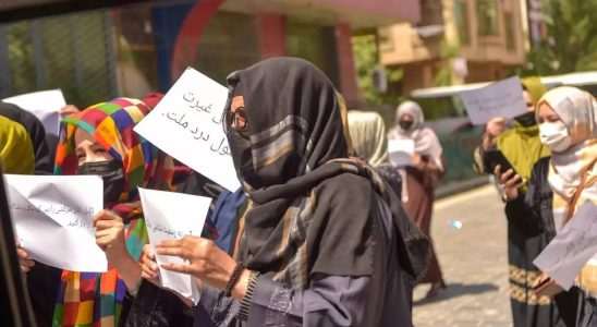 Protestierende afghanische Frauen draengen Demonstrierende afghanische Frauen draengen gegen die