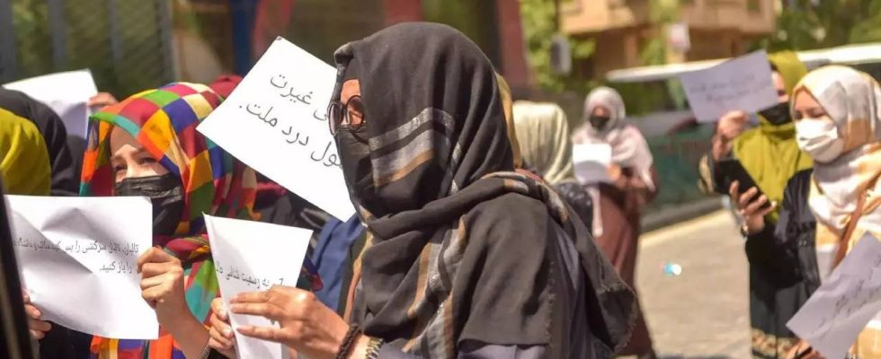 Protestierende afghanische Frauen draengen Demonstrierende afghanische Frauen draengen gegen die