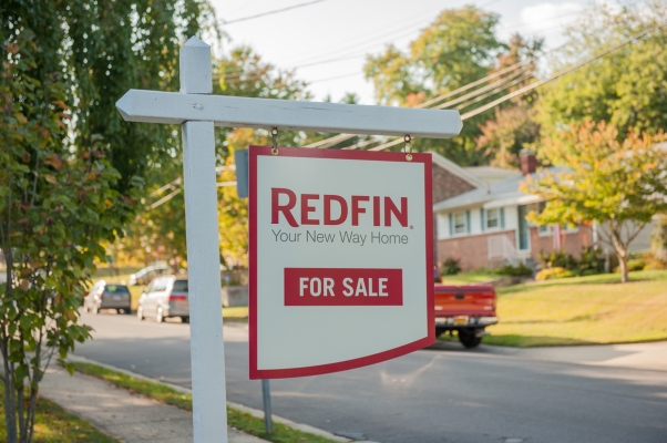 Redfin entlaesst mehr Arbeitnehmer da der Wohnungsbaurueckgang anhaelt