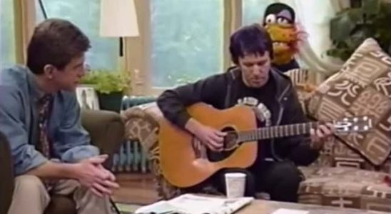 Sehen Sie wie Elliott Smith fuer Tom Bergeron und eine