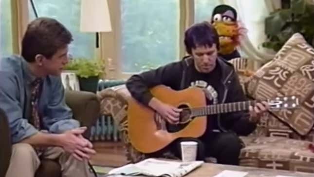 Sehen Sie wie Elliott Smith fuer Tom Bergeron und eine