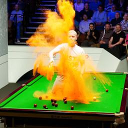 Snooker Weltmeisterschaft von Aktivist gestoert der Orangenpulver auf den Tisch wirft