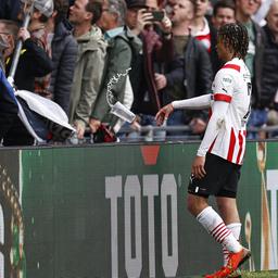 Spitzenreiter PSV Ajax stoppte nach der Pause voruebergehend weil ein Becher