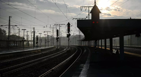 Streiks legen deutsches Schienennetz lahm vier Flughaefen