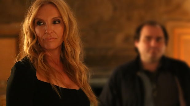 Toni Collette brilliert in Mafia Comedy