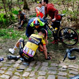 Van Baarle bricht sich bei einem Sturz in Roubaix Hand