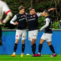 Van Bommel verletzt den jungen PSV der junge Ajax verliert