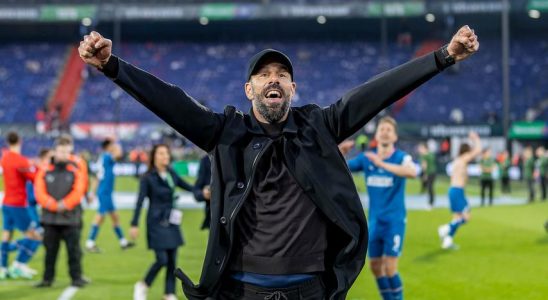 Van Nistelrooij freut sich nach dem Gewinn des Pokals der