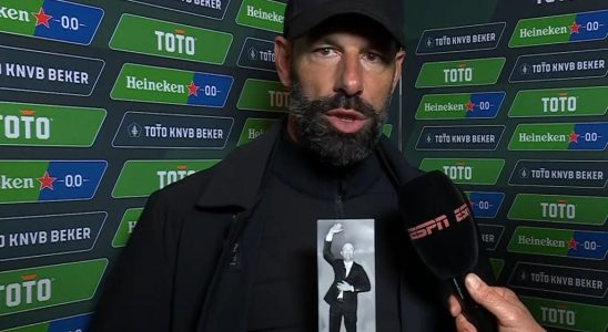 Van Nistelrooij trainierte mit Foto Thijs Slegers in der Tasche