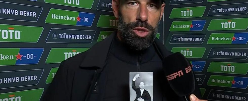 Van Nistelrooij trainierte mit Foto Thijs Slegers in der Tasche