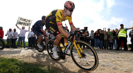 Van der Poel gewinnt Paris Roubaix nach spektakulaerem Finale mit Reifenpanne