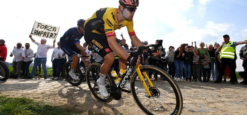 Van der Poel gewinnt Paris Roubaix nach spektakulaerem Finale mit Reifenpanne