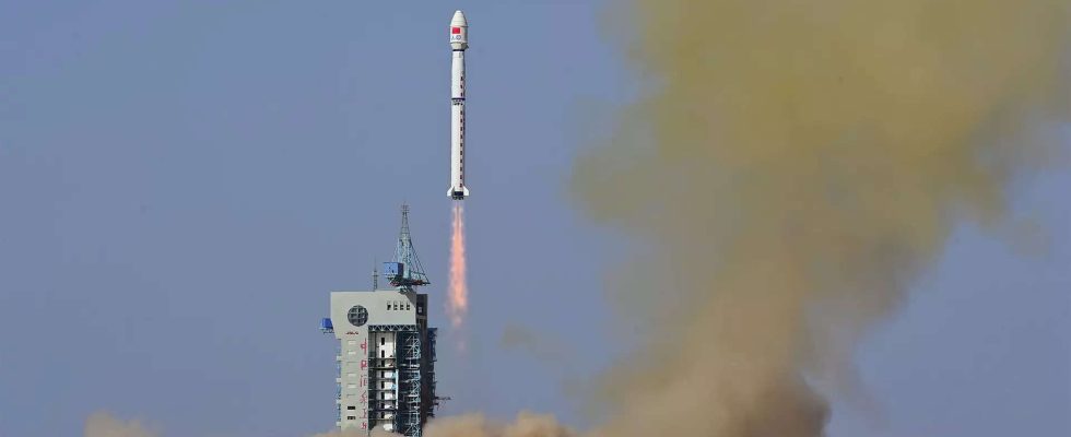 Von China gestarteter Satelliten wirft Muell in der Naehe von