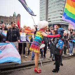 Warum wollen sich Bibliotheken notfalls auch Dragqueens vorlesen lassen