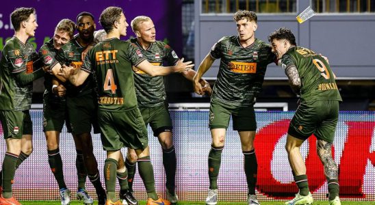 Wetterobjekte auf dem Feld bei NAC Willem II Spiel nach neuen