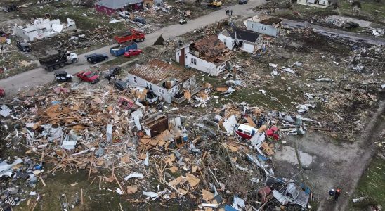 Zerrissene Haeuser umgestuerzte Autos umgestuerzte Stromleitungen und Baeume US Stuerme Tornados