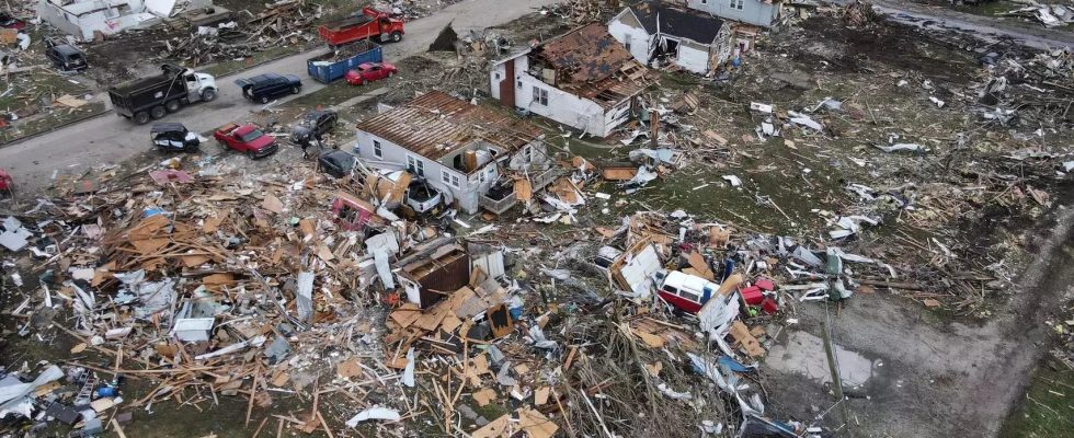 Zerrissene Haeuser umgestuerzte Autos umgestuerzte Stromleitungen und Baeume US Stuerme Tornados