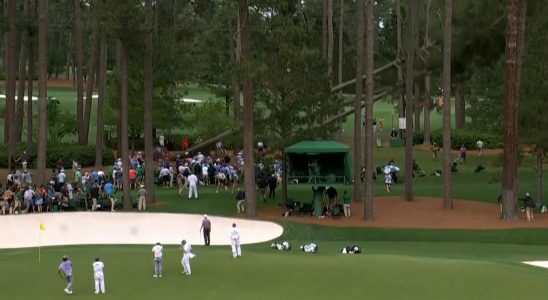 Zuschauer muessen beim Golfturnier Masters vor umstuerzenden Baeumen fliehen Sport