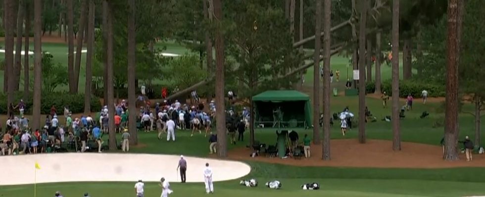 Zuschauer muessen beim Golfturnier Masters vor umstuerzenden Baeumen fliehen Sport