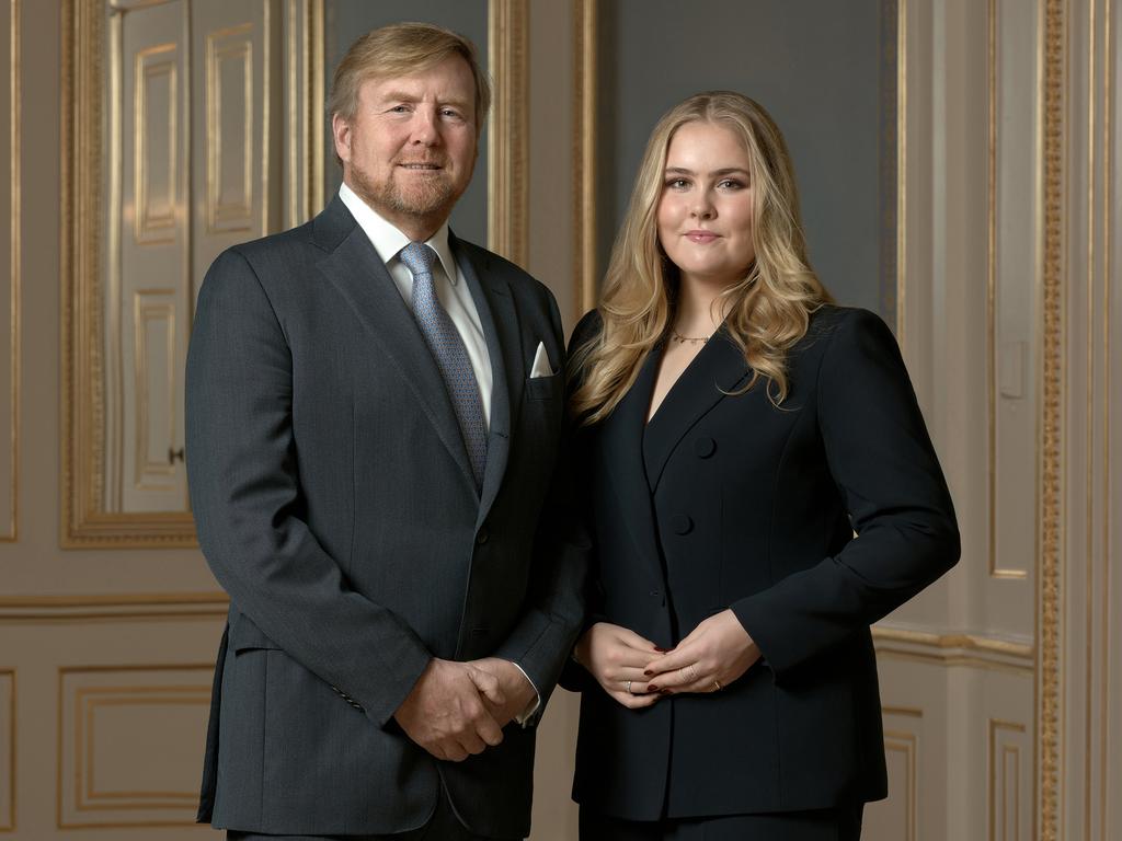 1682932195 634 Willem Alexander posiert mit Mutter und Tochter zum Jubilaeum koenigliche