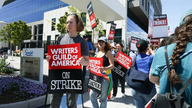 Mitglieder der Writers Guild of America demonstrieren am 2. Mai in Los Angeles vor Netflix.