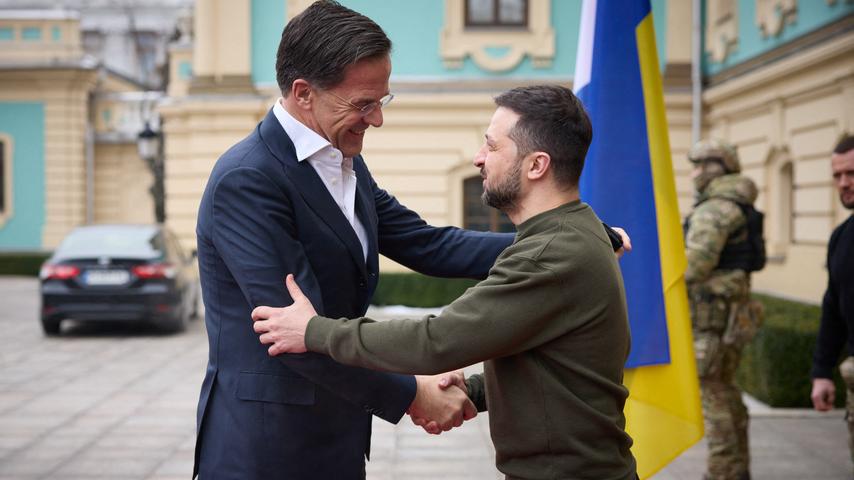 1683159281 622 Praesident Zelensky traf in den Niederlanden zu einer Rede und