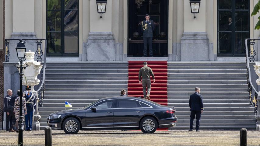 1683213210 548 Selenskyj zum Militaerstuetzpunkt Soesterberg nach Besuch bei Koenig Willem