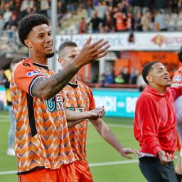 1684006414 Der FC Volendam macht im voruebergehend unterbrochenen Duell mit Sparta