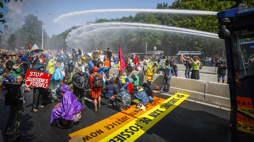 1685189344 5 A12 Blockade Klimaaktivisten Polizei evakuiert Demonstranten Wasserwerfer im Einsatz Innere