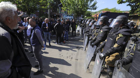 50 Verletzte bei Zusammenstoss von NATO Truppen mit serbischen Demonstranten –