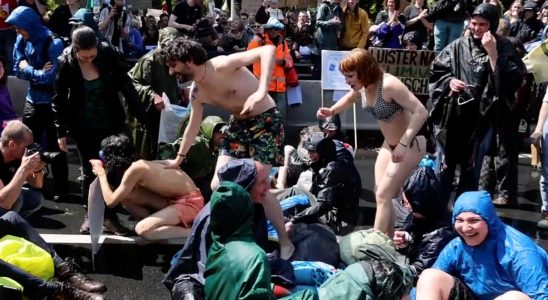 A12 Blockade Klimaaktivisten Polizei evakuiert Demonstranten Wasserwerfer im Einsatz Innere