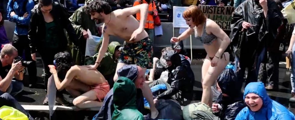 A12 Blockade Klimaaktivisten Polizei evakuiert Demonstranten Wasserwerfer im Einsatz Innere