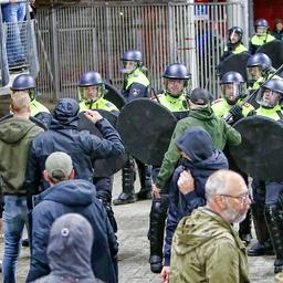 AZ Fans durchbrechen den Zaun und greifen West Ham Anhaenger auf der