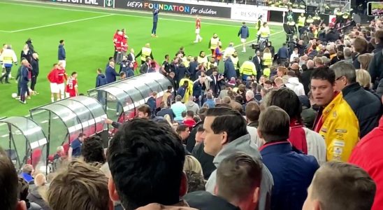 AZ Spieler schlagen heftig auf randalierende Fans ein „Sie sind Dummkoepfe