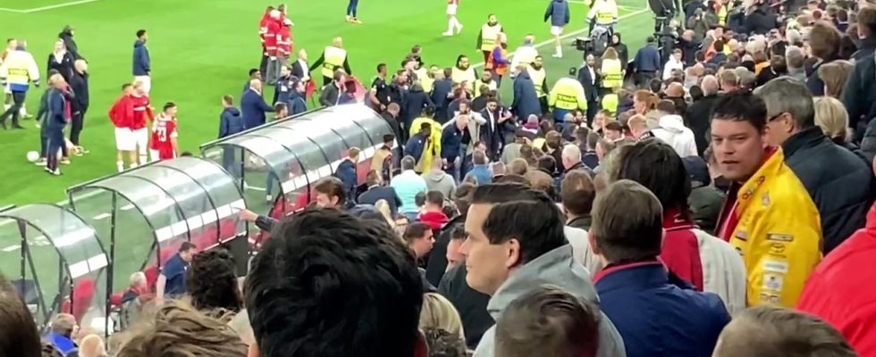 AZ Spieler schlagen heftig auf randalierende Fans ein „Sie sind Dummkoepfe