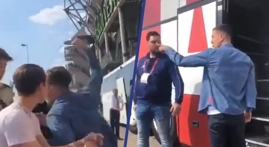 Ajax Spieler Berghuis versetzt Fan in Enschede einen harten Schlag bekommt