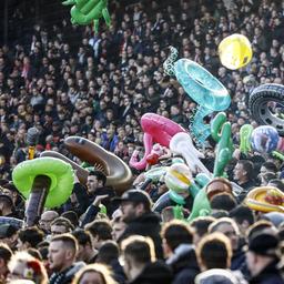 Aktion mit aufblasbaren Gegenstaenden hilft Feyenoord nicht UEFA verhaengt erneut