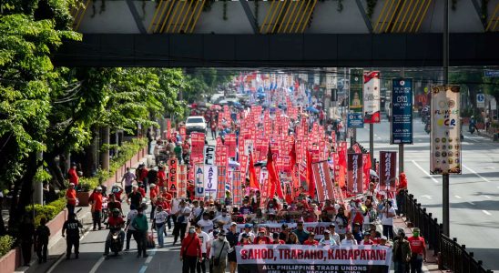 Am 1 Mai demonstrieren Arbeiter fuer bessere Arbeitsbedingungen