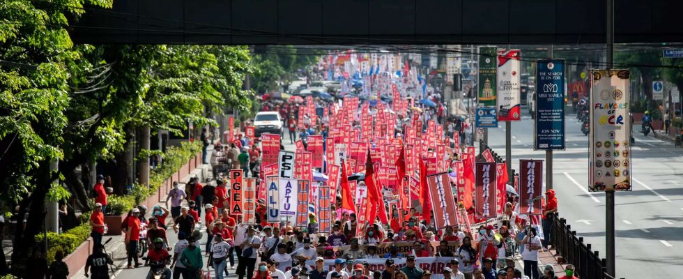 Am 1 Mai demonstrieren Arbeiter fuer bessere Arbeitsbedingungen