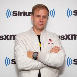 Armin van Buuren erhaelt silbernes Ehrenreisemikrofon fuer Radiokarriere Medien