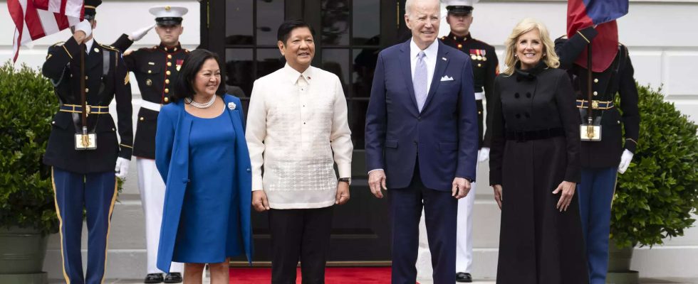 Biden und Marcos bekraeftigen das „eiserne Buendnis waehrend die Spannungen