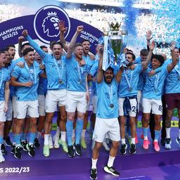 Champion City erhaelt Pokal nach Sieg ueber Chelsea und stuermt