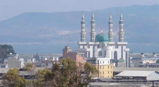 Chinesische Polizei stoesst mit Demonstranten wegen Abriss einer Moschee zusammen