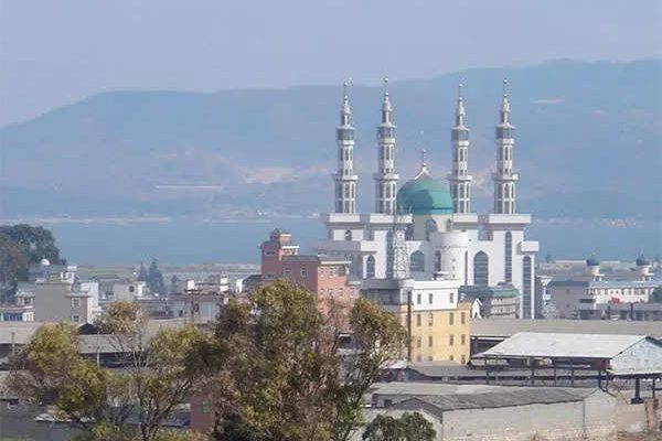 Chinesische Polizei stoesst mit Demonstranten wegen Abriss einer Moschee zusammen